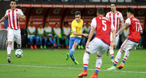 نجم باراجواي يهاجم مدربه ويعاقبه بالاعتزال